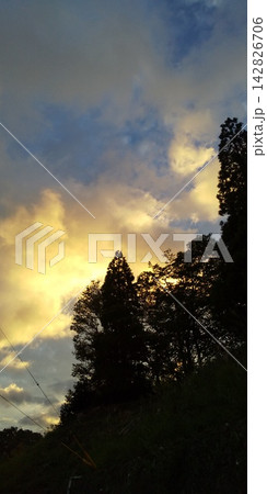 黄金の夕焼雲 142826706