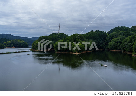 対岸を渡る送電線と広い湖面 布目ダム 35mm 上コピースペース 横構図鉄塔中央 B0ポスター可 対岸を渡る送電線と広い湖面 布目ダム 35mm 上コピースペース 横構図鉄塔中央 B0ポスター可 142826791