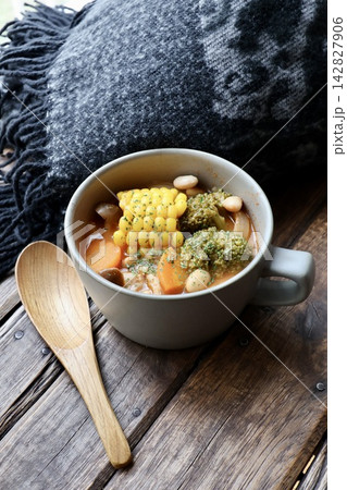 ウールの膝掛けと豆乳トマトの野菜たっぷりスープ ウールの膝掛けと豆乳トマトの野菜たっぷりスープ 142827906