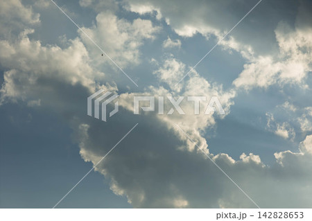 雲の隙間から見える空 雲の隙間から見える空 142828653