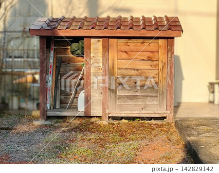 夕日に照らされる木造の小さな物置小屋 142829142