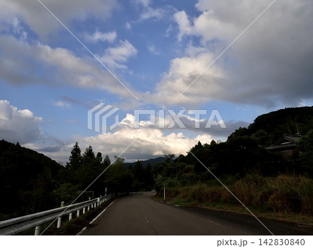 遠くの入道雲 142830840