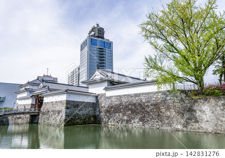 静岡県静岡市 駿府城公園東御門と後の静岡県庁舎 静岡県静岡市 駿府城公園東御門と後の静岡県庁舎 142831276