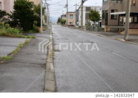 雨上がりの北海道の住宅街の道路 142832047