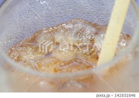ドリンクに浮かぶ氷のクローズアップ ドリンクに浮かぶ氷のクローズアップ 142832846
