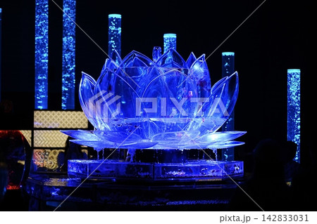 青い光に輝く蓮の花をモチーフにした水槽アート 142833031