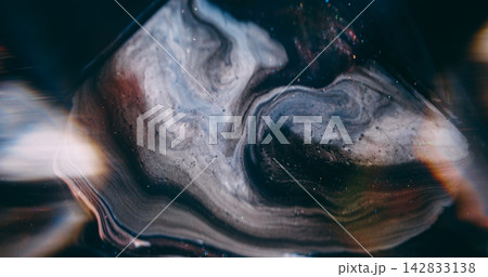 Ink spill. Sparkling fluid. Defocused purple color pigment glitter mix acrylic texture floating on abstract light art background. 142833138