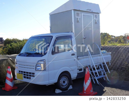 車載トイレを積んだ軽トラック 142833250