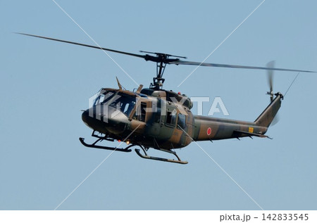 青空を飛行するUH-1Jヘリコプター 青空を飛行するUH-1Jヘリコプター 142833545