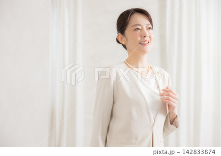 フォーマルなセットアップの女性 142833874