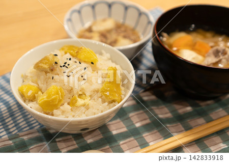ほかほかの栗ご飯と汁物の和食夕食風景 142833918