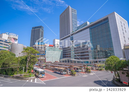 横浜駅西口の駅前広場とJR横浜タワー【神奈川県横浜市西区南幸】 横浜駅西口の駅前広場とJR横浜タワー【神奈川県横浜市西区南幸】 142833929