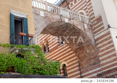 Arch Facade of Palazzo Cazuffi on Piazza Erbe in Verona, Italy 142834196