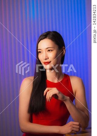 シャンパンを持つ女性 シャンパンを持つ女性 142834213