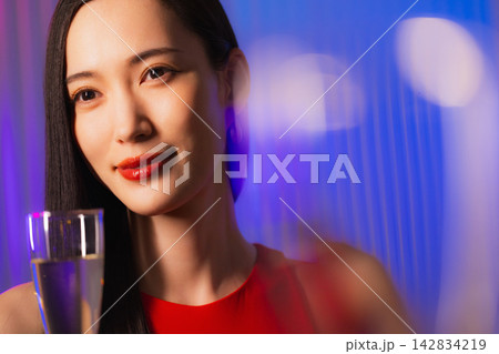 シャンパンを持つ女性 142834219