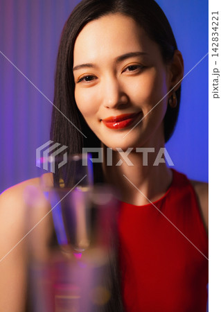 シャンパンを持つ女性 142834221