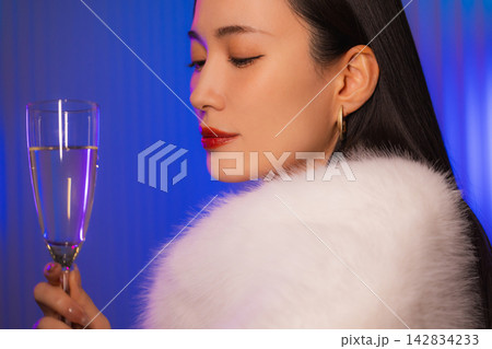 シャンパンを持つ女性 142834233
