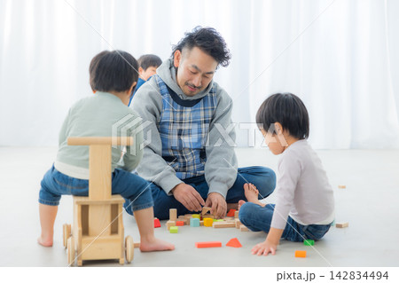 児童と遊ぶ男性 児童と遊ぶ男性 142834494