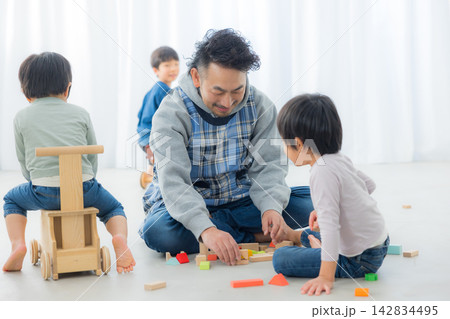 児童と遊ぶ男性 児童と遊ぶ男性 142834495