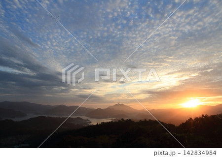 山に沈む夕日 山に沈む夕日 142834984