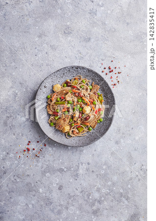 Wok with turkey meat, soba noodles, corn, green peas, green bean 142835417