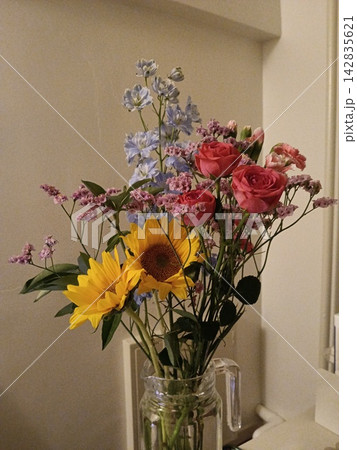 華やかな花束 142835621