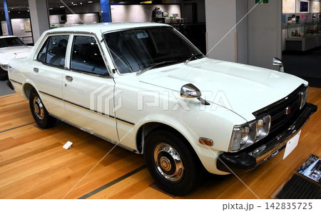 ショールームに展示された車 ショールームに展示された車 142835725