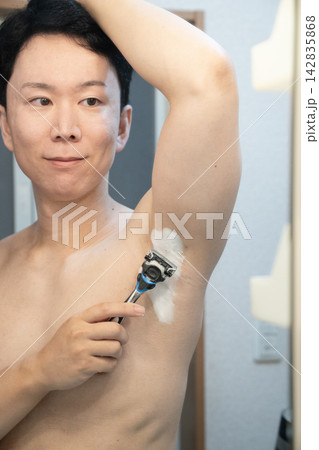自宅の洗面台でワキ毛ケアをする男性 自宅の洗面台でワキ毛ケアをする男性 142835868