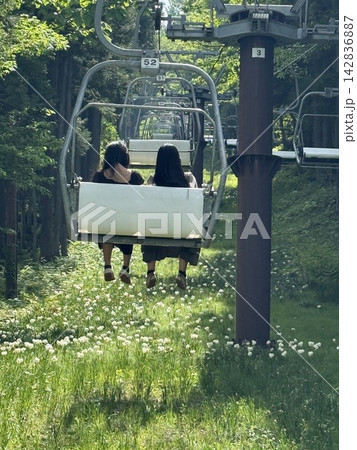 リフトに乗る女性 リフトに乗る女性 142836887