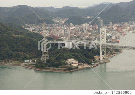下関市火の山公園から見る関門海峡・関門橋・門司港 142836909