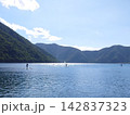 緑豊かな山々と湖で過ごす夏のアクティブライフスタイル 142837323