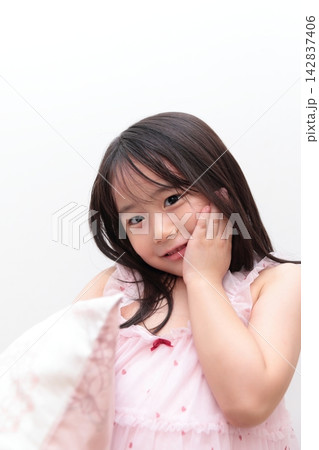 ネグリジェを着た5歳の女の子 ネグリジェを着た5歳の女の子 142837406