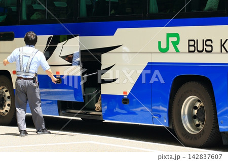 高速バスへの荷物の積み込み 高速バスへの荷物の積み込み 142837607