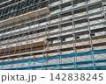 大規模な解体現場の足場工事 142838245