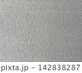 白い吹き付け塗装の壁テクスチャ背景素材 142838287