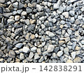 グレーの砕石・砂利のテクスチャ背景素材 142838291