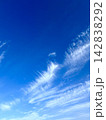 秋晴れの高い青空に広がる白いたなびく巻雲 142838292