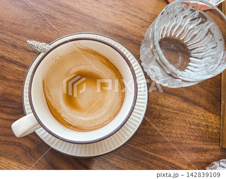 Empty coffee cup on wooden table Empty coffee cup on wooden table 142839109