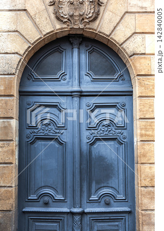 Wooden door on a classical facade Wooden door on a classical facade 142840005