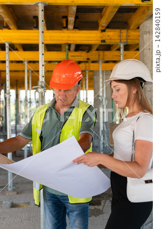 Workers determine material quantities needed for construction Workers determine material quantities needed for construction 142840159