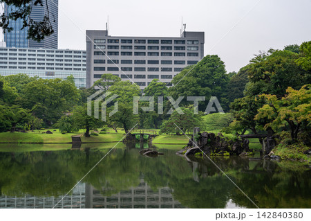 Koishikawa Korakuen Garden and Tokyo Skyline Koishikawa Korakuen Garden and Tokyo Skyline 142840380