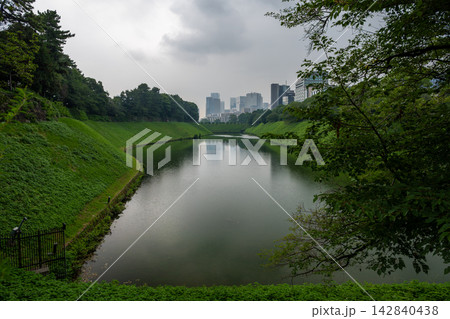 Hanzo-bori Moat and Green Embankments in Tokyo Hanzo-bori Moat and Green Embankments in Tokyo 142840438