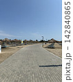 The way to the beach. Bungalow, blue sky, horizon, panorama. 142840865