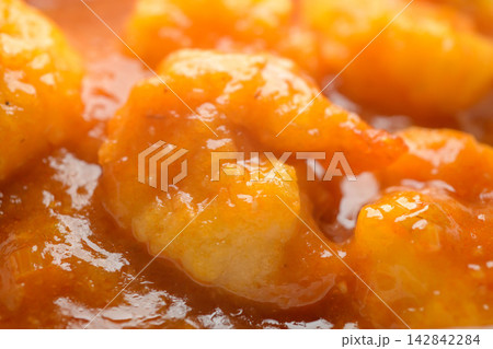 エビチリソースにコーティングされた揚げたての海老チリの料理写真 エビチリソースにコーティングされた揚げたての海老チリの料理写真 142842284