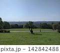 ロンドン市街を望むアレクサンドラパーク（Alexandra Park）の広い芝生と緑豊かな公園 142842488