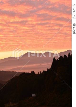 越後川口木沢からの越後三山雲海朝焼けの夜明け 越後川口木沢からの越後三山雲海朝焼けの夜明け 142842497