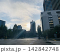 朝日に照らされるビル群と静かな街並み 142842748