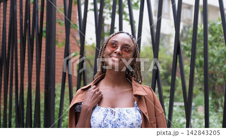 Portrait of a beautiful smiling woman in sunglasses 142843205