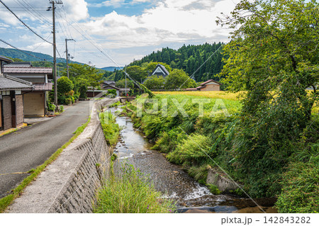奥琵琶湖の長閑な集落　沓掛地区　滋賀県長浜市西浅井町 142843282