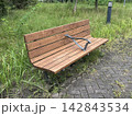 古びた木製のベンチ 142843534